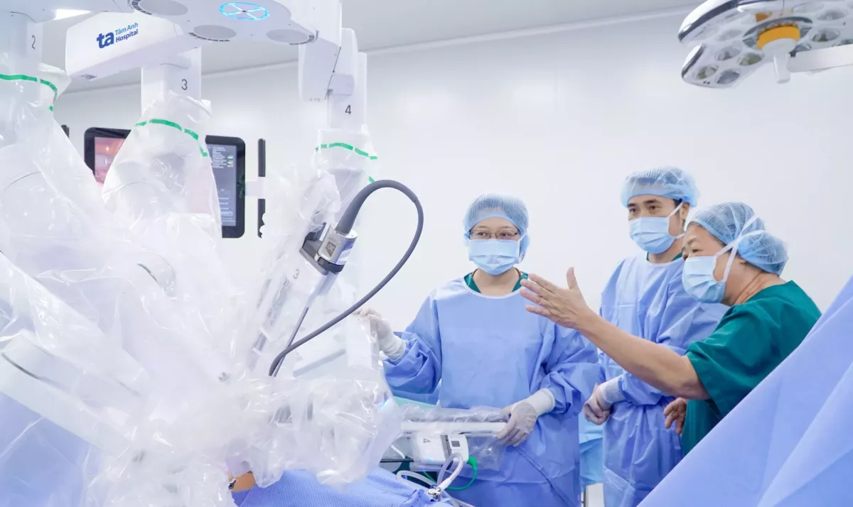 Ê kíp y bác sĩ Bệnh viện đa khoa Tâm Anh TP.HCM vận hành robot phẫn thuật tối tân Da Vinci. Ảnh: BVCC